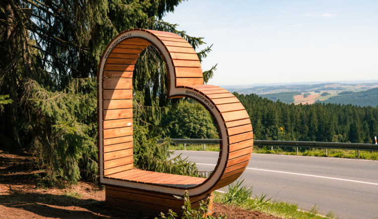 Nad Klenčím vyrostl nový fotopoint, lidé se v něm mohou vyfotit s výhledem na Chodsko