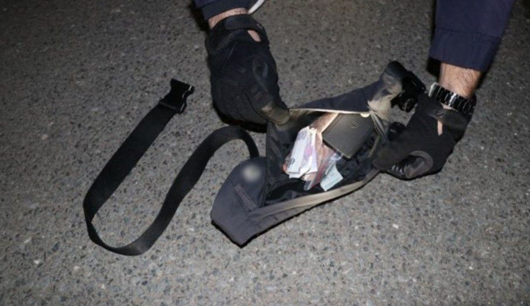 Zfetovaný motorkář se zákazem řízení se snažil nenápadně zbavit podezřelé ledvinky