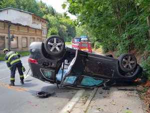 eCall zachránil životy na Náchodsku: Auto po nehodě skončilo na střeše