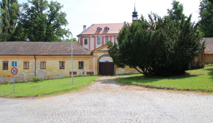 Kuriózní krádež na jihu Čech. Z protivínského zámku zmizel stroj věžních hodin