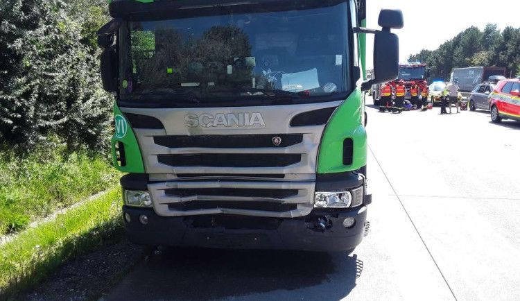 U Rebešovic se srazila tři auta. Kolize zastavila provoz na dálnici D2