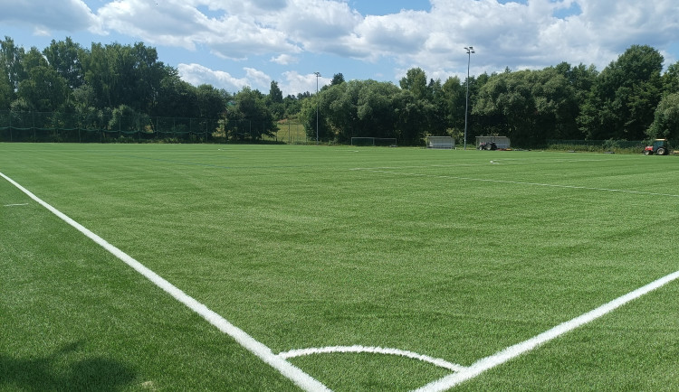 Nová umělá tráva otevírá Tachovu cestu do vyšší fotbalové soutěže