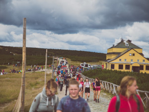 Svatovavřinecké pouti na Sněžku se zúčastnily stovky lidí z obou stran hranice