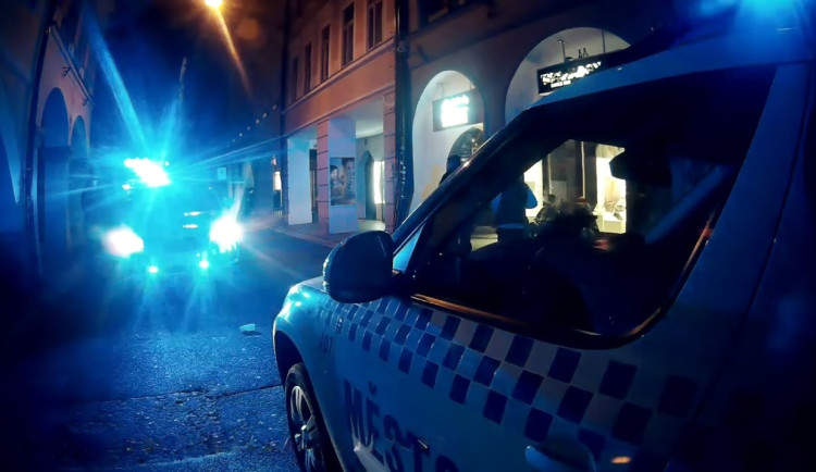 Agresivní opilec se chtěl dostat do baru. Nůž a boxer si před policí schoval na parapet