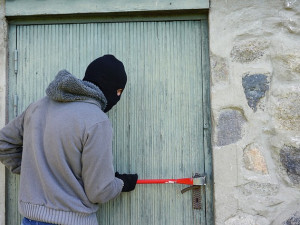 Zloděj v Týništi použil při krádeži slzotvorný sprej, hrozí mu delší pobyt za mřížemi
