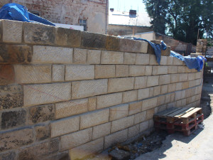 Obnova ohradní zdi jezuitské koleje v Jičíně: Historie, která žije dál