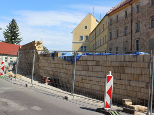 Obnova ohradní zdi jezuitské koleje v Jičíně: Historie, která žije dál