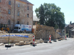 Obnova ohradní zdi jezuitské koleje v Jičíně: Historie, která žije dál