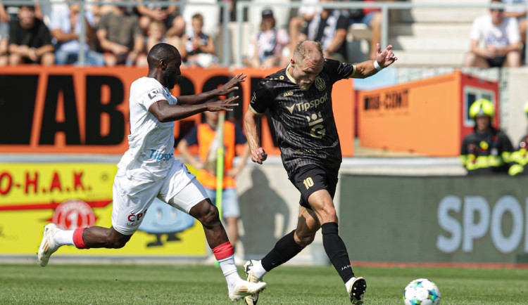 Fanoušci hradecké fotbalisty a trenéra na sociálních sítích nešetří