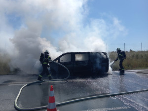 Na dálnici D11 bylo dopoledne pořádně horko, osobní auto tam skončilo v plamenech