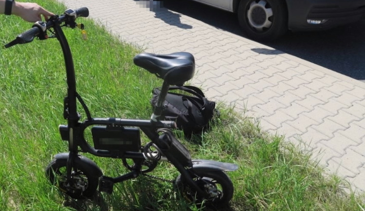 Nezlobte se, nebrzdí mi to. Mladík na elektrokole srazil na chodníku muže a ujel