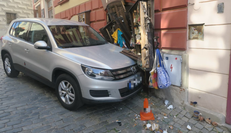 Špatně zabržděné auto zaparkovalo ve výloze obchodu