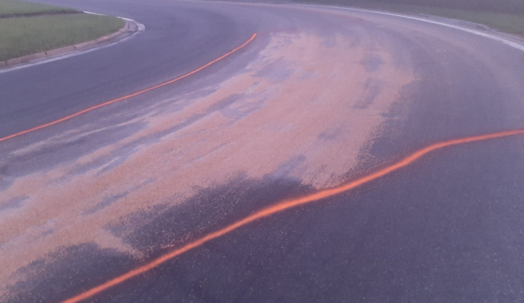 Řidiči musí dávat pozor na obilí vysypané na silnicích, několik jich havarovalo