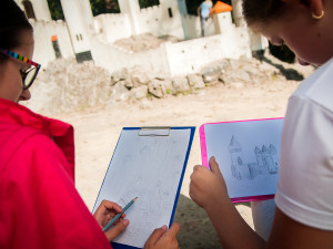 Děti z hradecka ručně malují mapu regionu. Pomůže hlavně cyklistům