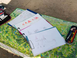 Děti z hradecka ručně malují mapu regionu. Pomůže hlavně cyklistům