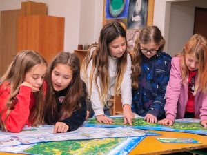 Děti z hradecka ručně malují mapu regionu. Pomůže hlavně cyklistům