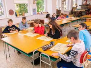 Děti z hradecka ručně malují mapu regionu. Pomůže hlavně cyklistům