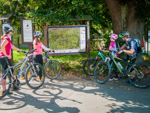 Děti z hradecka ručně malují mapu regionu. Pomůže hlavně cyklistům