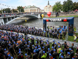 IRONMAN je tady: hradecké nábřeží je plné závodníků
