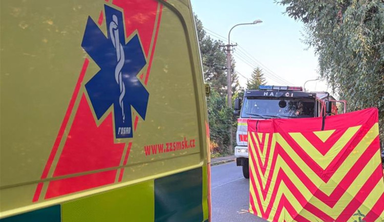 Motorkáře zabil náraz do dopravní značky, oživovat se ho snažili svědci