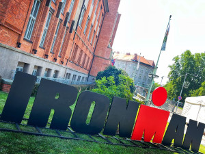 Během hradeckého Ironmana zaparkujete na náměstí, u Flošny i univerzity