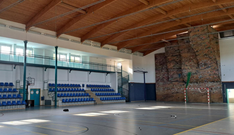 Rekonstrukce sportovní haly ZŠ Strž  ve Dvoře přinesla moderní osvětlení a ozvučení