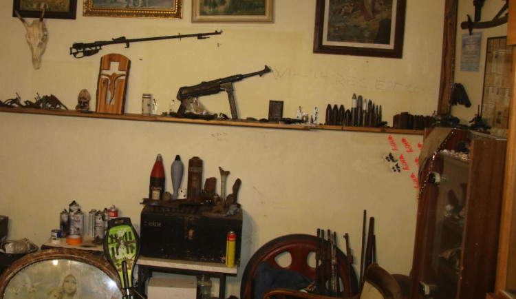 Dva muži v kuklách děsili lidi ve Chvalšinách. Mířili na ně zbraní a házeli petardy