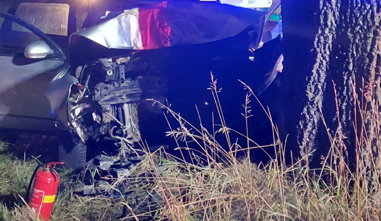 Mladý řidič narazil v noci u Býkovce do stromu, měl téměř jednu a půl promile