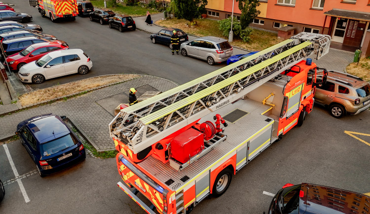Často jde o centimetry, říkají hasiči k parkování na sídlištích ve Frýdku-Místku