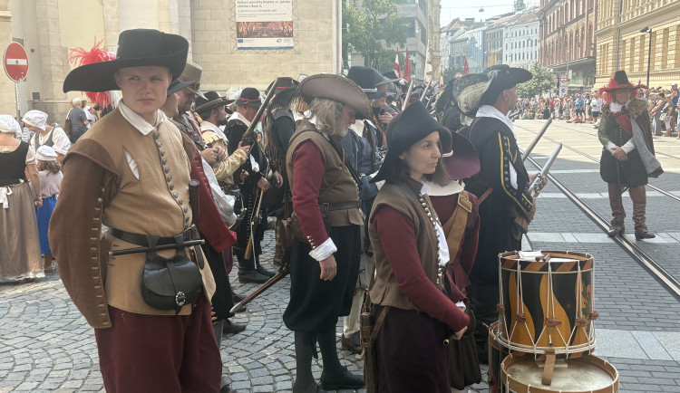 FOTO: Brnem prošla historická armáda. Průvod připomněl legendární středověké bitvy