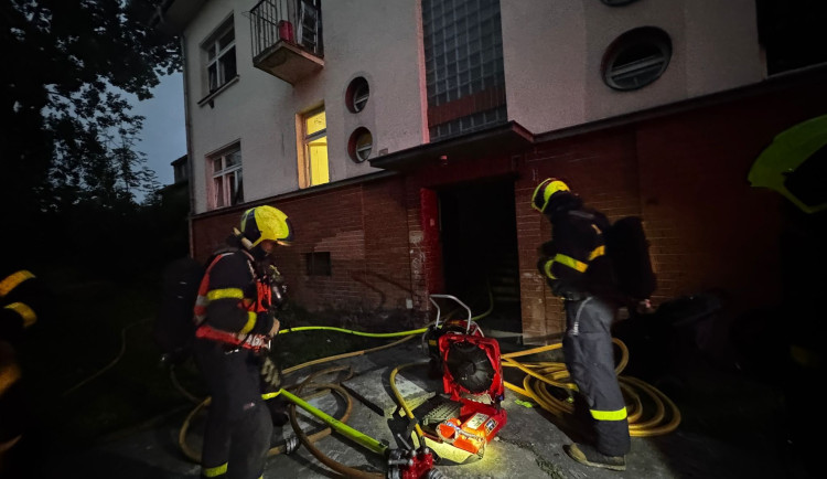 V noci hořel byt v Ostravě, hasiči ze zakouřených prostor zachránili tři osoby