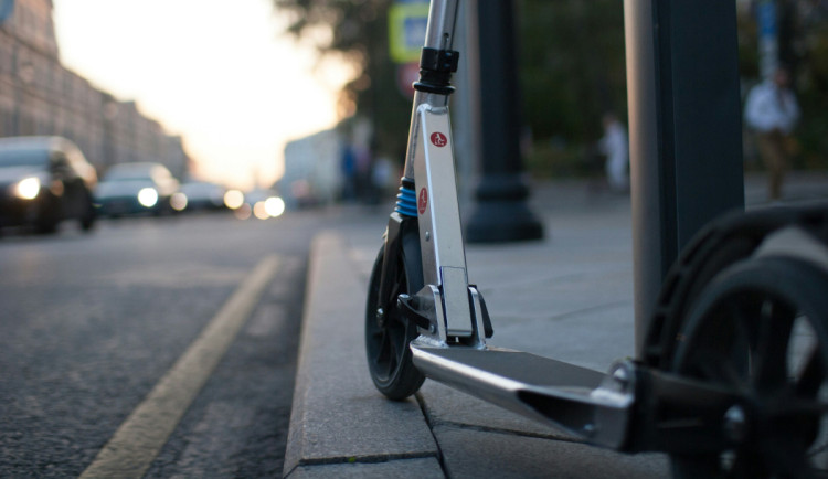 Z hradeckého obchodního centra ukradl elektrokoloběžku, dlouho se z lupu neradoval