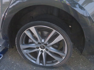 Audi praskla za jízdy po dálnici D11 pneumatika, běhoun zasáhl protijedoucí auto