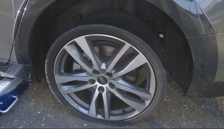 Audi praskla za jízdy po dálnici D11 pneumatika, běhoun zasáhl protijedoucí auto