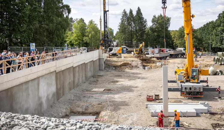 U Fakultní nemocnice Ostrava začala stavba parkovacího domu za 287 milionů