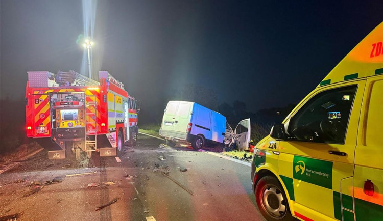 Na Bruntálsku zemřel řidič dodávky. Při předjíždění se střetl s kamionem