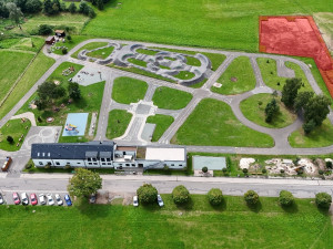 Nové parkoviště u dopravního hřiště v Náchodě: Ocenění i kritika