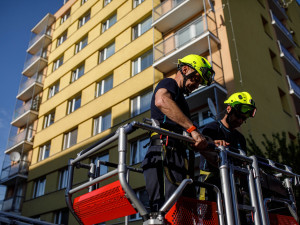 Grilování na balkóně paneláku dneska zaměstnalo hradecké hasiče