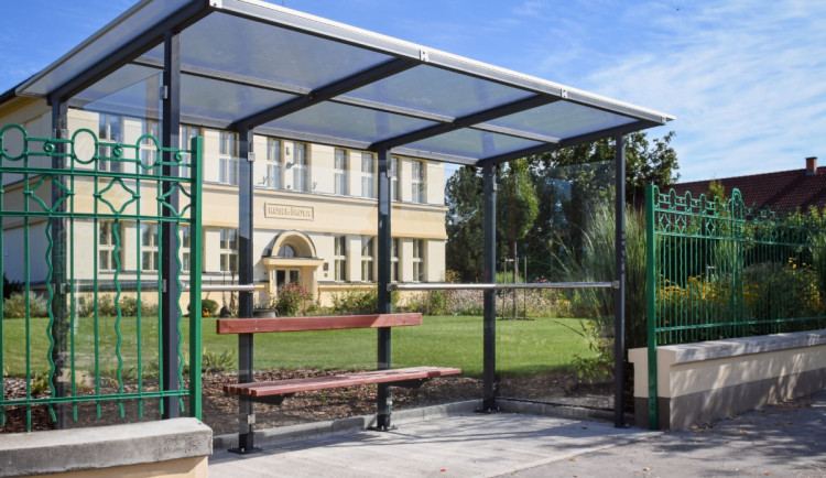 Zchátralá zastávka je minulostí. Hradecký Rusek dostal modernější náhradu