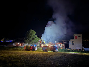 Perná noc hasičů na Náchodsku, v Bukovicích bojovali s požárem skladovací haly