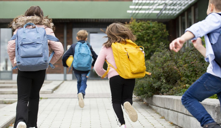 Zajistěte bezpečnou cestu do školy. Co naučit děti před návratem do lavic?