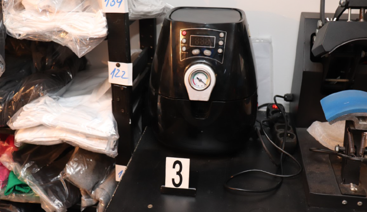 Policie obvinila muže z Plzeňska. Na internetu prodával tisíce padělků