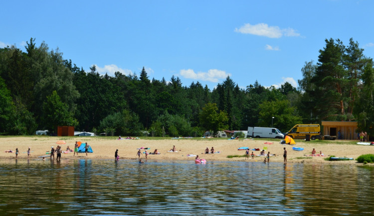 Hradecký Stříbrný rybník ukončil koupací sezónu, kemp jede dál