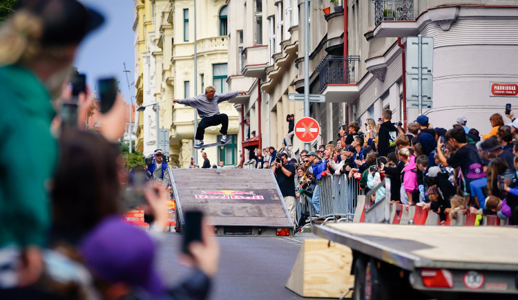 Extrémní sport ovládl Vršovice. Skateboardoví jezdci se utkali v závodu Red Bull Steep Street
