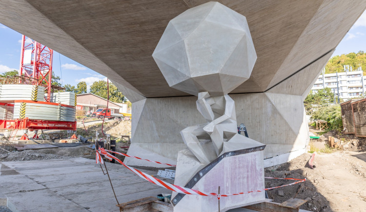 Okolí Dvoreckého mostu ozvláštní umělecká díla. První byla instalována socha Heavy head