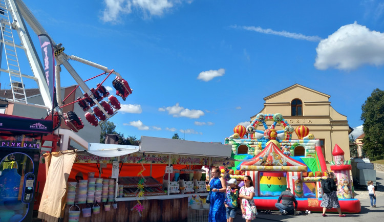 FOTO: Centrum Luk ožilo pouťovými atrakcemi, dnešní koncert Lučanky je ale zrušený