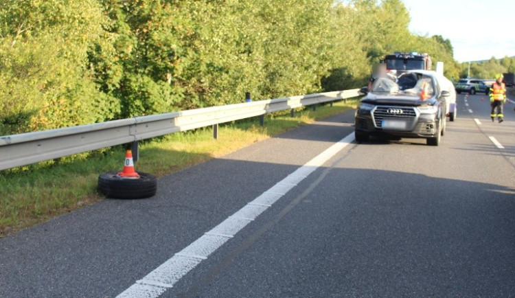 Náklaďáku upadlo za jízdy kolo. Narazilo do protijedoucího auta