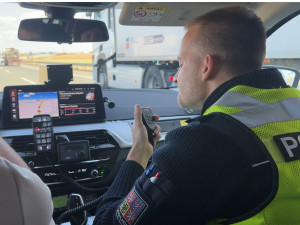 Evergreen  na D11: Mobily za volantem, chystá se další policejní zátah