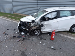 Obě auta musí po nehodě ve Vrchlabí do servisu, dva lidé skončili v péči lékařů