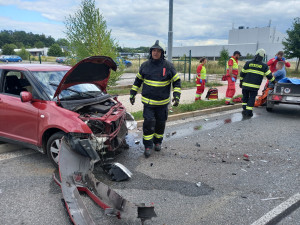 Obě auta musí po nehodě ve Vrchlabí do servisu, dva lidé skončili v péči lékařů